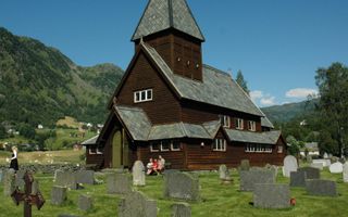 Houten middeleeuwse kerken zijn typerend voor Noorwegen. Foto: een staafkerk in Røldal, gebouwd rond 1200. beeld Wikimedia