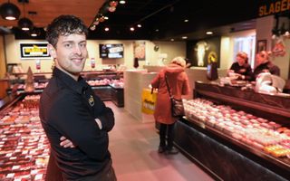 Eigenaar Jacob Simons in de Dordtse vestiging van Slagerij Gelderblom. De slagerijketen heeft 26 vestigingen in het hele land en werkt met franchise-ondernemers. beeld VidiPhoto