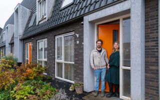 Tim Beenders en Marijke Beenders-Van Brummelen voor hun huurwoning in de Barneveldse nieuwbouwwijk Veller. beeld Ruben Schipper