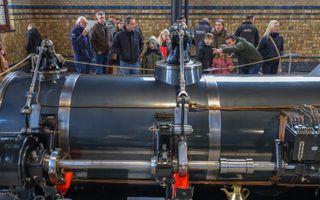 Honderden belangstellenden namen donderdag een kijkje in het Woudagemaal in Lemmer, dat stoomtechniek gebruikt om water weg te pompen naar het IJsselmeer. beeld Simon Bleeker