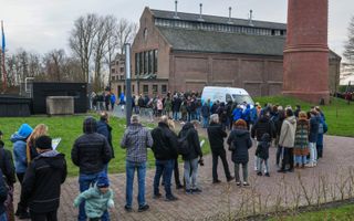 Belangstellenden staan in de rij voor een bezoek aan het Woudagemaal in Lemmer. beeld Simon Bleeker