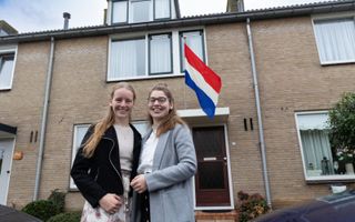 De vriendinnen Leanne Boogaard (links) en Neline Oosterom kochten samen een huis in Bleskensgraaf.  beeld RD, Anton Dommerholt