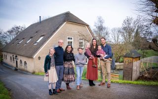 Drie generaties van de familie Heuvelman wonen onder één dak. V.l.n.r. Noëlle, Cornelis, Arianne, Julian, Jedidja, Thirza, Rhodé en Maurits. 