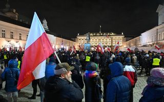 Duizenden „vrije Polen” verzamelen zich donderdag in Warschau uit protest tegen de gevangenneming van twee prominente politici van de voormalige regeringspartij PiS. beeld EPA, Radek Pietruszka