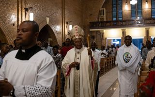 Kardinaal Ambongo (m.) vorige maand. beeld AFP, Patrick Meinhardt