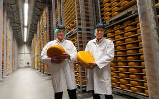 Directeur Raymond Noordermeer (r.) en coöperatievoorzitter Henk van der Wind in het kaaspakhuis van De Graafstroom. beeld RD, Anton Dommerholt