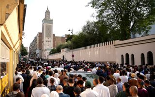 „De overgrote meerderheid van de Franse moslims is ontsnapt aan de secularisatiebeweging die de Franse samenleving al eeuwenlang beïnvloedt.” Foto: Franse moslims op weg naar de Grote Moskee van Parijs voor het jaarlijkse offerfeest. beeld AFP, Zakaria Abdelkafi