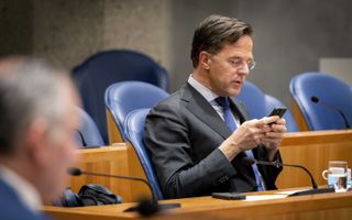 Premier Rutte drukte de Tweede Kamer donderdag opnieuw op het hart voorzichtig te zijn met initiatieven om de koning inkomstenbelasting te laten betalen. beeld ANP, Koen van Weel
