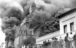 „Na de Kristallnacht zweeg de regering Colijn.” Foto: een brandende synagoge in de stad Siegen, tijdens de Kristallnacht in 1938. beeld RD
