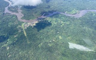 Een dorp in het binnenland van Suriname vanuit de lucht. beeld Joop van Weele