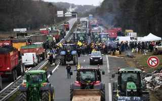 Franse boeren blokkeerden dinsdag de snelweg A62 in de buurt van Agen, in het zuiden van het land. De boeren protesteren tegen hoge lasten, strenge milieuregels en lage prijzen voor hun producten. beeld AFP, Christophe Archambault