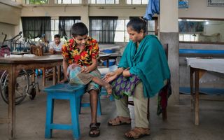 Momen (l.), een 13-jarige jongen in Bangladesh, wordt in een ziekenhuis behandeld vanwege lepra. beeld The Leprosy Mission, Fabeha Monir