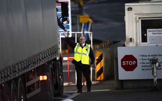 Controle van een vrachtwagen in de Noord-Ierse havenplaats Larne, dinsdag. Met ingang van 31 januari gelden nieuwe regels voor de handel tussen de EU en het VK. beeld EPA, Mark Marlow