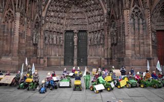 Boerenkinderen demonstreren voor de kathedraal van Straatsburg: „Willen jullie ons nog?” beeld panoramic, Elyxandro Cegarra