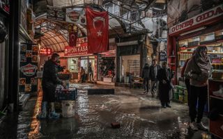 De bazaar is een van de weinige plekken in de stad waar je kunt ontsnappen aan de misère. beeld AFP, Ozan Kose