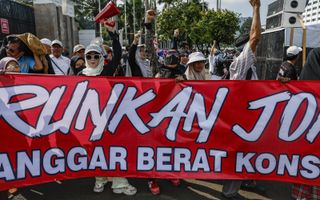 Tientallen activisten demonstreren buiten het parlementsgebouw in de Indonesische hoofdstad Jakarta om eerlijke verkiezingen te eisen. Ze beschuldigen de huidige president Joko Widodo ervan dat hij presidentskandidaat Subianto steunt bij de verkiezingen woensdag.
beeld EPA, Mast Irham
