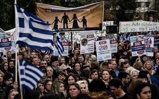 Een demonstratie in Athene tegen de legalisering van het homohuwelijk. beeld AFP, Aris Messinis