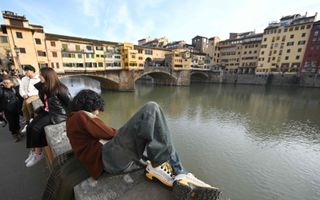 Mensen relaxen in Florence, Italië. beeld AFP, Alberto Pizzoli