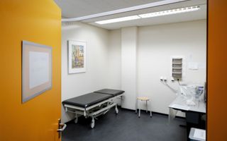 Een onderzoekskamer op de polikliniek voor patiënten met corona in het Amsterdam UMC. Er zijn speciale poliklinieken voor longcovidpatiënten op komst. Waar die komen, is nog niet bekend. beeld ANP, Robin van Lonkhuijsen