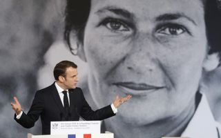 Macron tijdens een uitreiking van de Simone Veil-prijs. Op de achtergrond een foto van de naamgeefster die abortus in 1975 legaliseerde. beeld EPA, Thibaut Camus