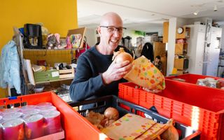 Wijkpastor Markus Zeldenrust is betrokken bij een voedselbank in Almere Poort. beeld Ruben Schipper