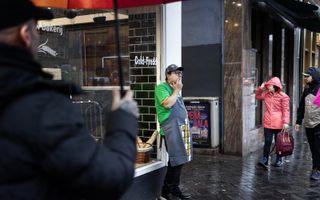 Een man pauzeert van zijn werk in de horeca in de Amsterdamse binnenstad. Na een week werken, moeten mensen op zondag kunnen uitrusten, zeggen de initiatiefnemers achter de jaarlijkse Internationale Dag voor de Werkvrije Zondag op 3 maart. beeld ANP, Ramon van Flymen