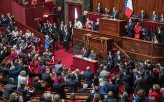 Het Franse parlement was voor de stemming over verankering van het recht op abortus in de grondwet speciaal naar het paleis van Versailles getogen. beeld EPA, Christophe Petit Tesson
