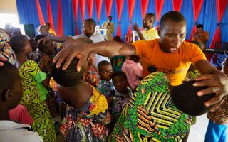 Hysterische taferelen tijdens een genezingsdienst in Togo, waar het vallen in de Geest  werd gepraktiseerd.  beeld Jaco Klamer