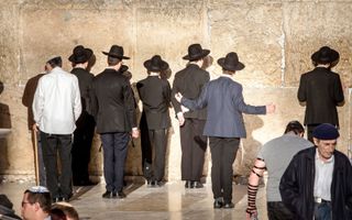 Joden bij de Klaagmuur in Jeruzalem. beeld Henk Visscher