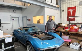 De glimmend blauwe Corvette Stingray van Schouten kreeg de aandrijflijn van een Tesla met 600 pk. beeld RD