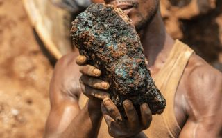 Congo zorgt in z’n eentje voor maar liefst 70 procent van de wereldwijde productie van kobalt. Foto: Congolese mijnwerker toont kobaltsteen. beeld AFP, Junior Kannah