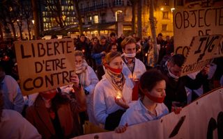 „De verankering van abortus in de grondwet is een „right to kill people”” Foto: een stille pro-lifemars in Parijs op 28 februari. beeld AFP, Kiran Ridley