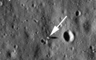 Op een sterk uitvergroot satellietbeeld is de vlag te zien die de Apollo 11-bemanning op de maan zette. beeld NASA