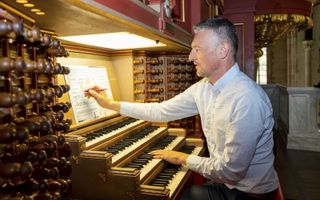 Het begeleiden van gemeentezang is een vak op zich, vindt Hayo Boerema, organist van de Laurenskerk. „Mijn keuze voor de muziek probeer ik aan te laten sluiten bij de dienst.” beeld Cees van der Wal