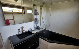In de badkamer is zelfs een klein bad geïnstalleerd.​ beeld Roel Dijkstra