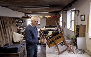 De 77-jarige Arie Nap is nog steeds meubelstoffeerder. beeld Sjaak Verboom
