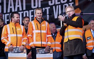 Initiatiefnemers voor het bouwersprotest Arnold Tuytel (l.) en Klaas Kooiker (m.) tijdens het bouwersprotest op 30 oktober, naast Hans de Boer, voorzitter van werkgeversorganisatie VNO-NCW. beeld Hollandse Hoogte