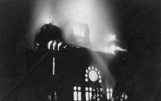 Brandende synagoge in het Duitse Oppeln tijdens de Reichskristallnacht in 1938. beeld Picasa