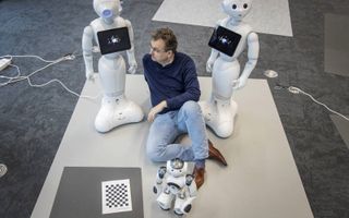 Programmeurs van het team van prof. Koen Hindriks van de Vrije Universiteit werken aan kunstmatig intelligente aansturing van sociale robots Pepper en Nao (voorgrond).  beeld RD, Henk Visscher