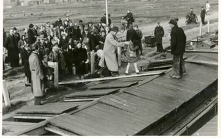De enige bekende historische foto van kinderevacuatie per schip (niet de Bona Spes), maart 1945. beeld Menno Huizinga, collectie NIOD
