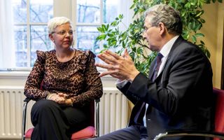 PvdA-Kamerlid Kirsten Van den Hul en haar SGP-collega Bisschop in gesprek over de grenzen van de onderwijsvrijheid.  beeld Cees van der Wal