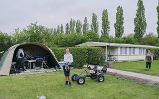 Camping De Verborgen Hoek in het Friese Harich heeft de eerste gasten. De bezoekster kan de afwas doen en gebruik maken van sanitair in het niet-verhuurde chalet rechts in beeld. beeld Sjaak Verboom