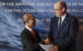 de voorzitter van het IPCC Hoesung Lee (l) presenteert in september 2019 een rapport over de opwarming van oceanen.  beeld AFP, Yann Coatsaliou