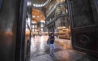 Een vrouw bracht vrijdag een bezoek aan de Hagia Sophia in Istanbul. De Turkse president Erdogan ondertekende vrijdag een decreet waardoor de voormalige kerk –nu een museum– een moskee wordt. beeld AFP, Ozan Kose