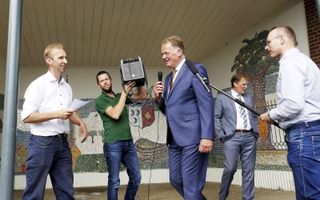 Woordvoerder Floor de Jong biedt burgemeester Roel Casemier namens de boeren uit de Krimpenerwaard de petitie aan. beeld Jan van Reenen
