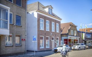 Anton Mussert kwam ter wereld in het huis aan de Hoogstraat 5 in Werkendam. Later zou hij de NSB oprichten. Tijdens de Tweede Wereldoorlog kwamen veel sympathisanten van Mussert naar Werkendam om het huis te bekijken. In het huis zaten op dat moment onder