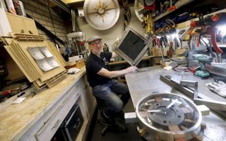 Ger Gosen uit Waalre maakt in zijn werkplaats van restmaterialen –zoals metaalafval, remschijven en afgedankt hout– bijzondere klokken. Zelf noemt hij ze time objects. beeld VidiPhoto