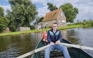 De familie Spuijbroek verruilde een vakantie in Frankrijk voor een huisje in het Friese Echtenerbrug. Het huisje is alleen over het water bereikbaar. beeld Sjaak Verboom
