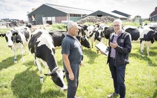 Adviseur Vic Boeren (r.) in gesprek met melkveehouder Leo van Eenennaam in Grijpskerke. beeld Niek Stam