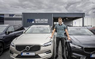 Christian Mussche poseert op het bedrijfsterrein waar de Volvo’s van Mudde Kok wachten op een nieuwe eigenaar. „Normaal gesproken staan hier zo’n 250 voertuigen opgesteld.” beeld Henk Visscher